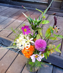 【お祝い用】季節の花のサービスブーケM※必ず商品説明をお読みください