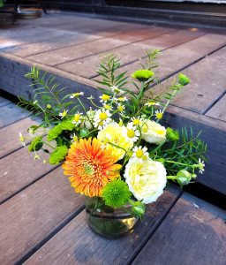 【誕生日用】季節の花のサービスブーケS※必ず商品説明をお読みください